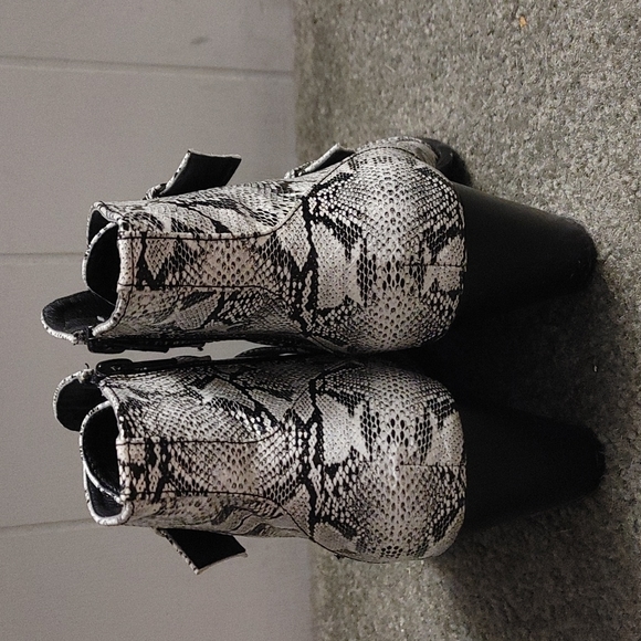 Snakeskin ankle bootie - Picture 2 of 5